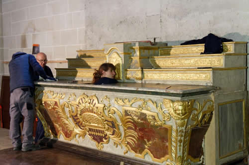 Remontage de l'autel dédié à N-D de Lourdes