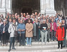 groupe de pèlerins devant le Sacré-Coeur de Montmartre