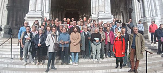 groupe de pèlerins devant le Sacré-Coeur de Montmartre